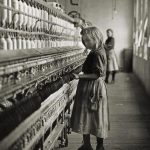 دختر ریسنده در کارخانه نخ